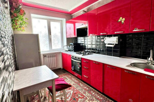 Продается просторная 3-х комнатная квартира.