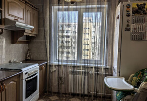 продам 3к кв .проспект Строителей  кинотеатр Савона Терраспорт центр города Мариуполь