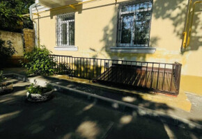 Продается 2- комнатная квартира (сталинка), в центре Мариуполя, район драмтеатра