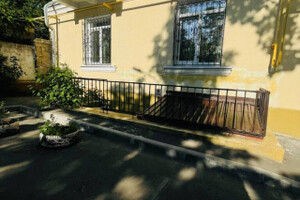Продается 2- комнатная квартира (сталинка), в центре Мариуполя, район драмтеатра