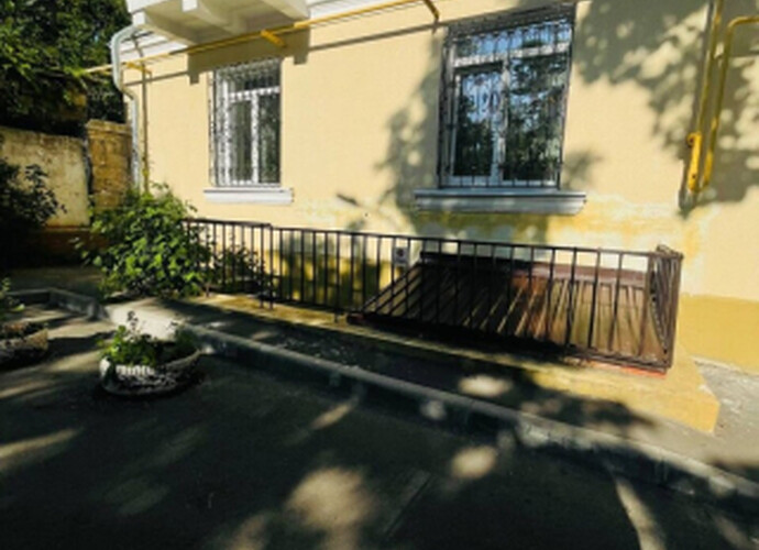Продается 2- комнатная квартира (сталинка), в центре Мариуполя, район драмтеатра