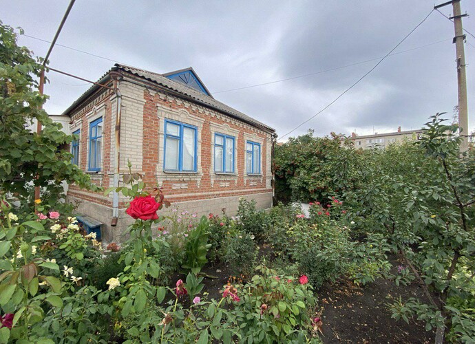 Продаётся уютный кирпичный дом в самом центре посёлка Володарское, в 20 км от Мариуполя