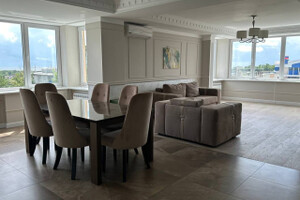 Продается трехкомнатная квартира в Приморском районе