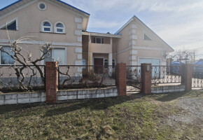 Продам двухэтажный дом в с.Агробаза Мангушский район с приватизированным участком площадью 15 соток.