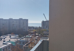 Продается просторная 3-комнатная квартира в Левобережном районе Мариуполя, с видом на море.