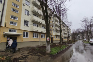 Продается трехкомнатная квартира в Центральном районе возле Самолета