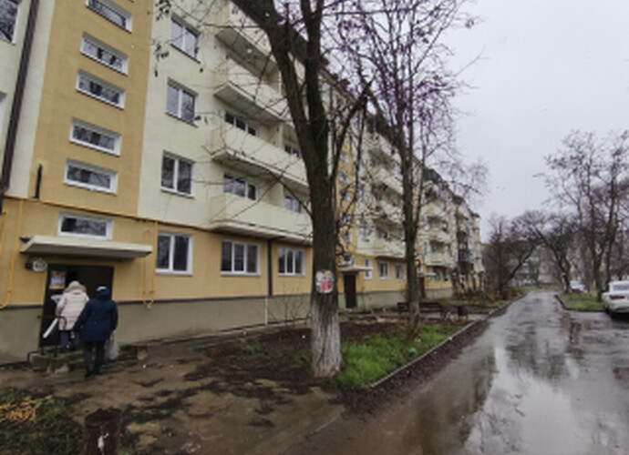 Продается трехкомнатная квартира в Центральном районе возле Самолета