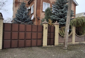 Купить дом 281 кв.м с 8 комнатами и участком 4 сотки в Мариуполе 