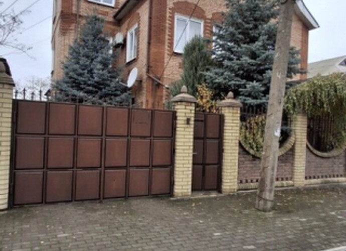 Купить дом 281 кв.м с 8 комнатами и участком 4 сотки в Мариуполе 