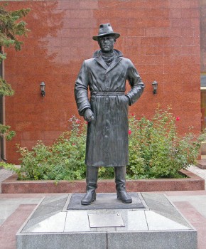 Памятник Владимиру Высоцкому в Мариуполе