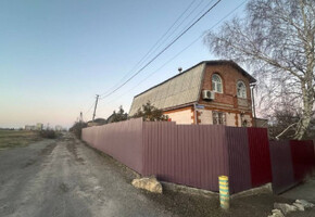 Продаётся большой, двухэтажный дом в Приморском районе (Черёмушки) с  приватизированным участком площадью 6 соток.