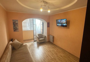 Продажа 2-комнатной квартиры на 5 этаже 9-этажного дома, 44.8 м², дизайнерский ремонт — рядом парк Гурова и зоопарк