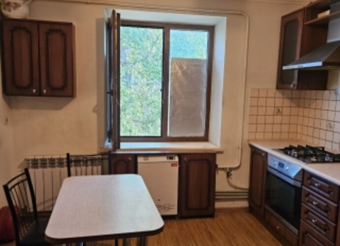 продам 3к кв центр пгт Мангуш с  2 гаражами, рядом с Мариуполем