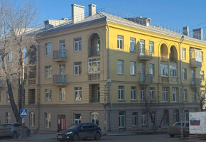 Продается двухкомнатная квартира сталинка в центре Мариуполя.